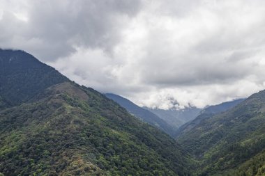 Hindistan 'ın batısındaki Arunachal Pradesh' te, Tawang yakınlarındaki küçük Senge köyü yakınlarında yoğun bakir ormanlarla kaplı yüksek dağlar ve bulutlarla örtülmüş..