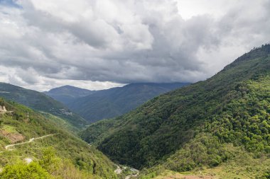 Hindistan 'ın batısındaki Arunachal Pradesh' te, Tawang yakınlarındaki küçük Senge köyü yakınlarında yoğun bakir ormanlarla kaplı yüksek dağlar ve bulutlarla örtülmüş..