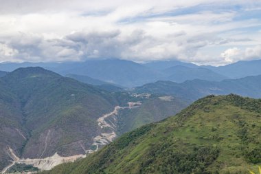 Dirang Arunachal Pradesh 'in kuzeydoğu Hindistan' daki yüksek sıradağların manzarası. Assam ile Tawang 'ı birbirine bağlayan ana anayol, Arunachal Pradesh, Hindistan..