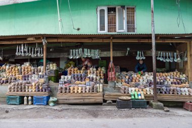 Bomdila, Arunachal pradesh India 6 Mayıs 2022. Hindistan 'ın Bomdila Arunachal Pradesh kentindeki sokak dükkanında yerel ürünler satan kadınlar..
