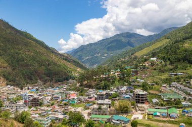 Kameng nehri vadisinin derinliklerindeki Dirang kasabası ve Hindistan 'ın batısındaki Arunachal Pradesh' in aydınlık bir sabahında yüksek dağlarla çevrili..