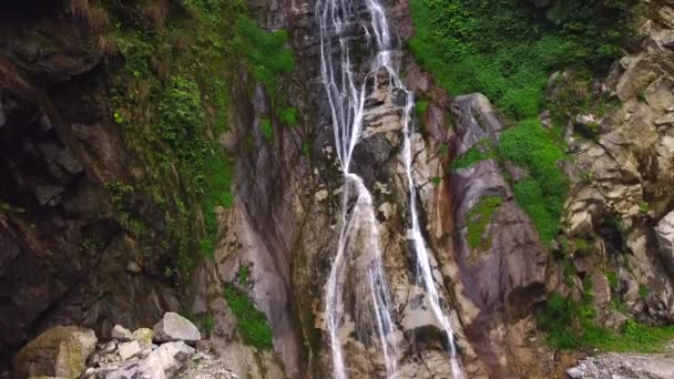 Nichiphula瀑布流入印度阿鲁纳恰尔邦Dedza附近的一个被喜马拉雅山山脉环绕的深谷中的Kameng河 — 图库视频影像