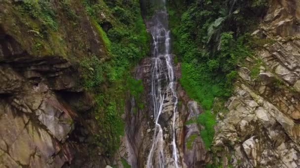 Водопад Ничифула Впадает Реку Каменг Глубокой Долине Окруженной Горами Гималаев — стоковое видео