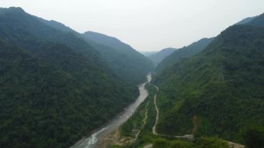 Arunachal 'in Himalayaları' nın manzarası ve dağı Hindistan 'ın kameng nehrine hakim..