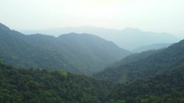 Arunachal 'in Himalayaları' nın manzarası ve dağı Hindistan 'ın kameng nehrine hakim..