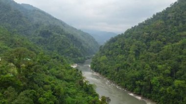 Hindistan, Arunachal Pradesh yakınlarındaki Himalayalar dağlarıyla çevrili derin bir vadideki kameng nehri..