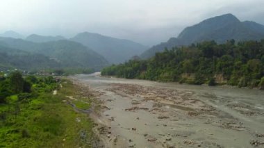Hindistan, Arunachal Pradesh yakınlarındaki Himalayalar dağlarıyla çevrili derin bir vadideki kameng nehri..