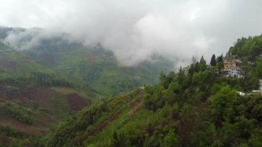 Dirang nehri vadisinin derinliklerindeki Dirang kasabası ve Hindistan 'ın batısındaki Arunachal Pradesh' in aydınlık bir sabahında yüksek dağlarla çevrili..