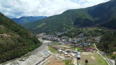 Dirang nehri vadisinin derinliklerindeki Dirang kasabası ve Hindistan 'ın batısındaki Arunachal Pradesh' in aydınlık bir sabahında yüksek dağlarla çevrili..