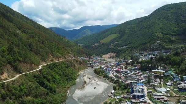 Dirang Town Deep Valley Dirang River Surrounded High Mountains Bright — Stock Video