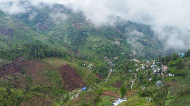 Dirang nehri vadisinin derinliklerindeki Dirang kasabası ve Hindistan 'ın batısındaki Arunachal Pradesh' in aydınlık bir sabahında yüksek dağlarla çevrili..