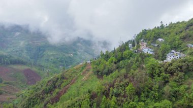 Dirang nehri vadisinin derinliklerindeki Dirang kasabası ve Hindistan 'ın batısındaki Arunachal Pradesh' in aydınlık bir sabahında yüksek dağlarla çevrili..