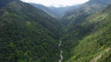 Himalayalar 'ın manzarası ve dağı ve Senge dzong arunachal Pradesh nehri. 