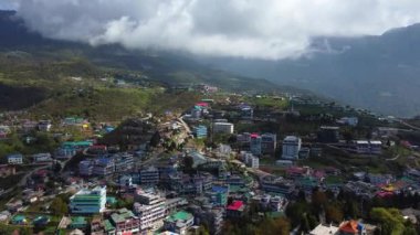 Tawang Arunachal Pradesh Hindistan 'da akşam vakti masmavi gökyüzü olan dev Buda heykeli..