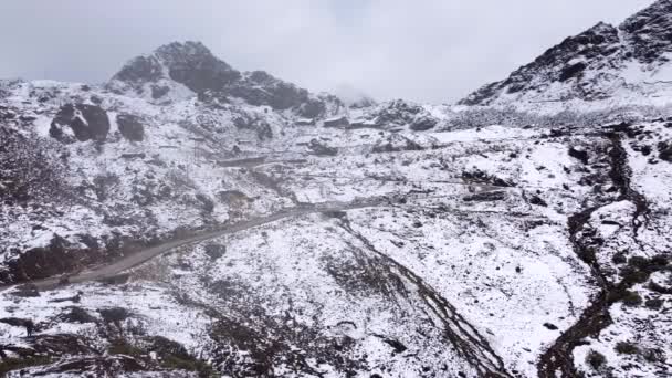 塔旺路通往印度巴穆拉的大路 经过阿努纳恰尔大草原 山中的风景和积雪覆盖着阿努纳恰尔大草原的希马拉山 — 图库视频影像