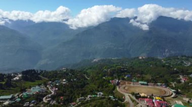 Hindistan 'ın Arunachal Pradesh kentindeki hava manzaralı Tawang kasabası. Arunachal Pradesh 'in Himalayaları' nın manzara dağları.