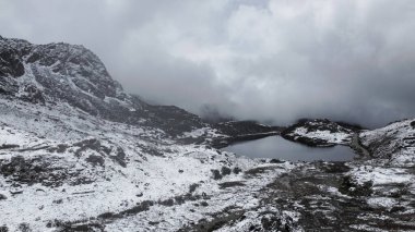 Hindistan 'da Arunachal Pradesh' te bumla geçidine giden Tawang yolu. Manzara ve Arunachal Pradesh 'in Himalayaları' nın karla kaplı dağları..