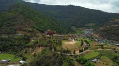 Dirang Manastırı Arunachal Pradesh Hindistan 'da güzel bir Budist manastırı mimarisi tasarımı..