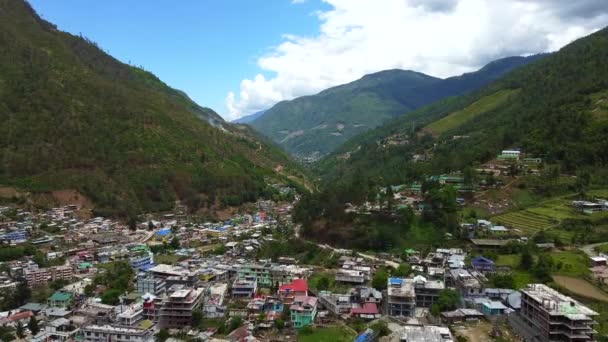 Dirang Ciudad Profunda Valle Del Río Dirang Rodeado Altas Montañas — Vídeo de stock