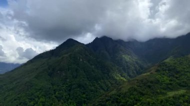 Himalayalar 'ın manzarası ve dağı ve Hindistan' daki Senge Dzong Arunachal nehri..