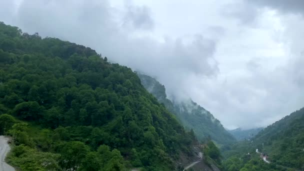インドのアラチュアルプラデシュで明るい朝の雨の日に高い山に囲まれて アラチュアルプラデシュのタワン地区のチュワン渓谷の深いジャン町の山の上に嵐雲 — ストック動画