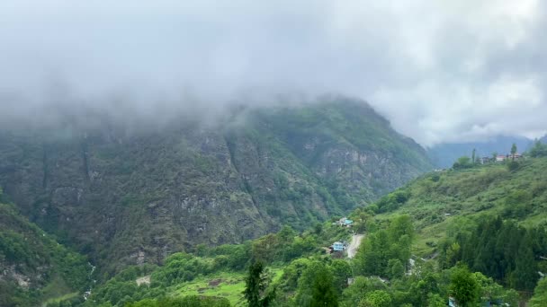 Nuages Orageux Sur Les Montagnes Ville Jang Profondément Dans Vallée — Video
