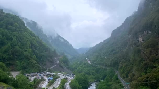 在印度阿鲁纳恰尔大草原的大旺地区 强镇深谷的群山上空笼罩着风暴的云彩 在一个晴朗的雨天清晨 这些云彩被高山环绕着 — 图库视频影像