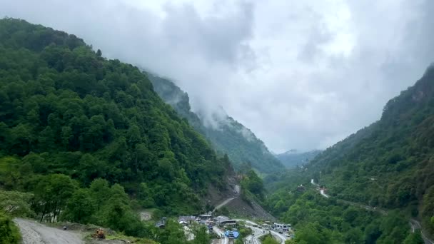 Arunachal Pradesh의 지구에있는 마을의 구름과 인도의 Arunachal Pradesh에서 비오는 산들에 — 비디오