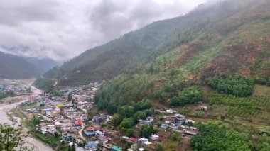 Dirang nehri vadisinin derinliklerindeki Dirang kasabası ve Hindistan 'ın batısındaki Arunachal Pradesh' in aydınlık bir sabahında yüksek dağlarla çevrili..