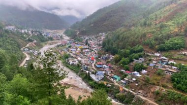 Dirang nehri vadisinin derinliklerindeki Dirang kasabası ve Hindistan 'ın batısındaki Arunachal Pradesh' in aydınlık bir sabahında yüksek dağlarla çevrili..