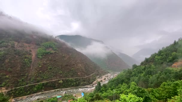 인도의 Arunachal Pradesh 아침에 산들에 둘러싸여 Dirang — 비디오