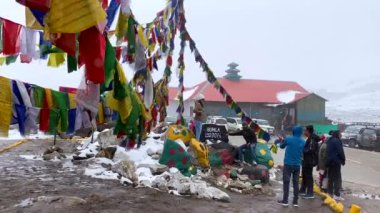 Bumla pass, tawang, arunachal pradesh, Hindistan 3 Mayıs 2022 Poeple Arunachal Pradesh, Hindistan 'da bumla geçidinde kar yağıyor..