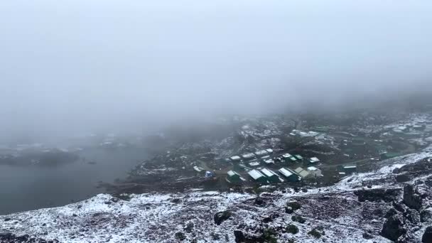 朝のバンブラパスで湖とシュリーSwayambhu Mandirと山に降る雪は インドのアナチャルプラデシュの中国の国境にあります — ストック動画