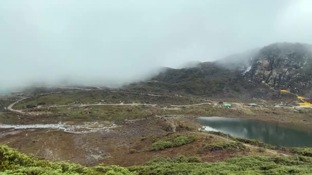 ランドスケープと雪は アラナカルプラデシュのヒマラヤ山々を覆いました バムラはインドのアラナカル プラデシュでパス — ストック動画