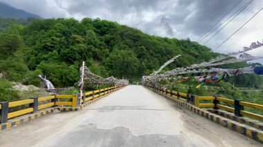 Batı Arunachal Pradesh, Hindistan 'daki Tawang yakınlarındaki Menteng Köprüsü..