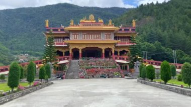 Dirang Manastırı Arunachal Pradesh Hindistan 'da güzel bir Budist manastırı mimarisi tasarımı..