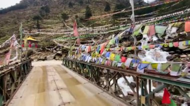Hindistan 'daki Arunachal Pradesh köprüsündeki Himalayalar' ın manzarası ve dağı..