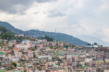 Binalar ve evler Kohima, Nagaland, Hindistan yamaç boyunca ile Cityscape