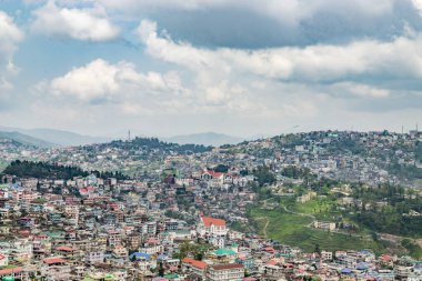 Binalar ve evler Kohima, Nagaland, Hindistan yamaç boyunca ile Cityscape