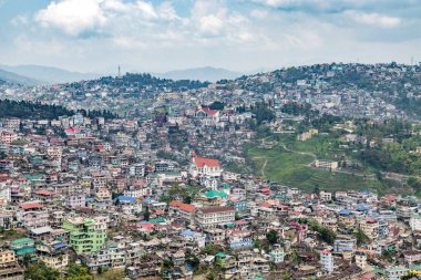 Binalar ve evler Kohima, Nagaland, Hindistan yamaç boyunca ile Cityscape