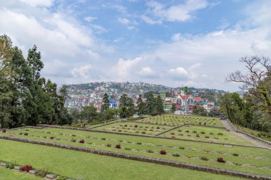Nagaland Hindistan 'daki Kohima savaş mezarlığı manzarası.
