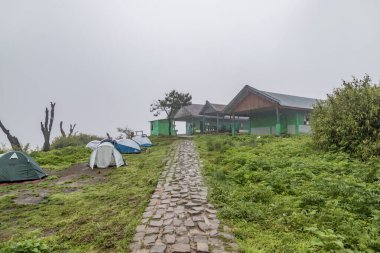 Kohima, Nagaland ve Hindistan 12 Mayıs 2022 Trekking Hut veya dzukou ona kozhu chii Hindistan 'ın Nagaland ve Manipuranın sınırında yer almaktadır. Bu doğal çevresi, mevsimsel çiçekleri ve bitki örtüsü ve faunasıyla iyi bilinir..