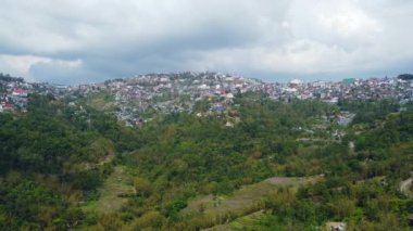 Hindistan 'daki Nagaland, Kohima' daki yamaç boyunca binalar ve evler ile şehir manzarası