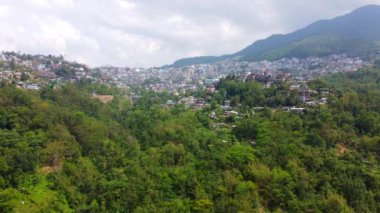 Hindistan 'daki Nagaland, Kohima' daki yamaç boyunca binalar ve evler ile şehir manzarası
