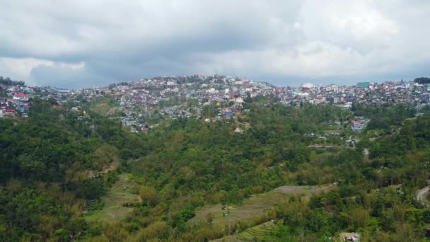 Luchtfoto Van Stadsgezicht Met Gebouwen Huizen Langs Heuvel Kohima Nagaland — Stockvideo