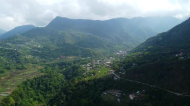 Hindistan 'daki Nagaland, Kohima' daki yamaç boyunca binalar ve evler ile şehir manzarası