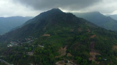 Hindistan 'ın Kohima, Nagaland yamacındaki Naga Miras Köyü ve Geleneksel Evleri' nin havadan görünüşü