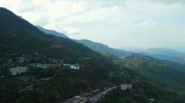 Hindistan 'ın Kohima, Nagaland yamacındaki Naga Miras Köyü ve Geleneksel Evleri' nin havadan görünüşü