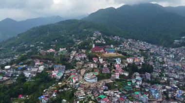 Kohima, Nagaland, Hindistan 'daki Kohima Katedrali boyunca binalarla ve Kohima Katedrali ile hava manzarası