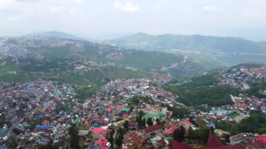 Kohima, Nagaland, Hindistan 'daki Kohima Katedrali boyunca binalarla ve Kohima Katedrali ile hava manzarası